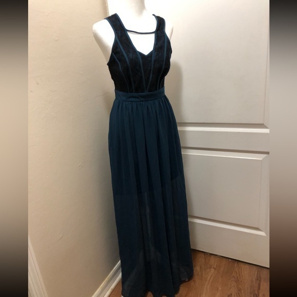 BCBGeneration Dresses & Skirts - Elegant Black and Green Sleeveless Dress BCBG Maxi/Long Lace Sheer